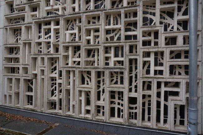 Betonglasfenster der St Mauritiuskirche in Wiesbaden mit Abplatzungen an den Betonstegen